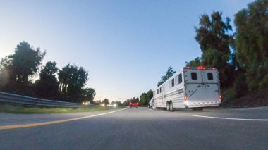Los Angeles, California, ABD-4 Aralık 2022-POV-Güneş batarken, Pismo Sahili yakınlarında HWY 101 'de araba sürmek turuncu ve pembe tonlarda gökyüzü ile büyüleyici bir deneyim haline geliyor.