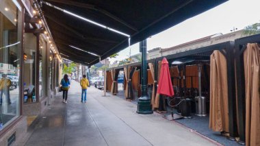 Pasadena, California, ABD-4 Aralık 2022 - Kasvetli bir kış gününde Pasadenas şehir merkezinde tarihi, ağaçlarla kaplı sokaklar sakin ve kasvetli bir atmosferle kaplanır.