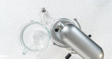 Düz yatıyordu. Elektrikli mikserde tereyağlı krema yapmak için malzemeler kırbaçlanıyor..