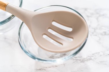 Yumurta beyazlarını ve yumurta sarılarını küçük kaselere yerleştirerek..