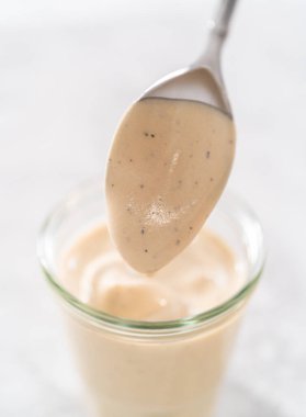 Mutfak tezgahında cam kavanozda ev yapımı İsveç köftesi sosu..