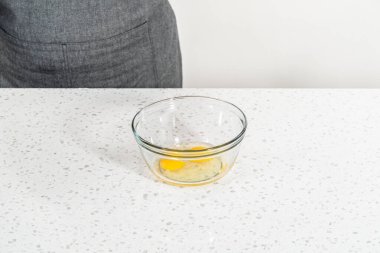 Islak malzemeleri küçük bir bardakta karıştırıp kek pişirmek için karıştırıyorum..