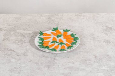 Beyaz tabakta çikolatalı havuçlu kek..