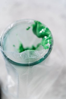 Erimiş çikolatayı, çikolatalı havuçlu kek yapmak için poşetlere aktarıyorum..