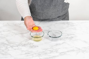 Yumurta beyazını ve yumurta sarısını küçük kaselere ayırmak.