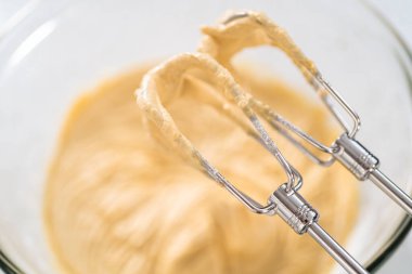 Malzemeleri karıştırıcı ile karıştırarak büyük bir karıştırma kabında Dulce de Leche kekleri pişiriyorum..