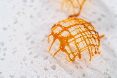 Tezgahın üstünde çıtır çıtır karamelli kekler var..