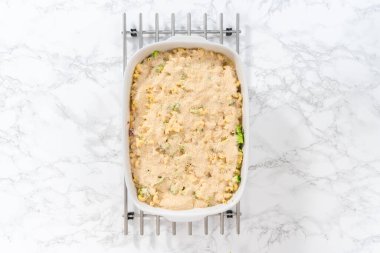 Düz yatıyordu. Güveçte brokoli ve peynirli makarna pişirmek..