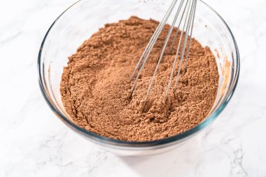 Kuru malzemeleri büyük bir bardakta karıştırıp sevgililer günü için çikolatalı kurabiyelerle çikolatalı kalpleri karıştırıyorum..