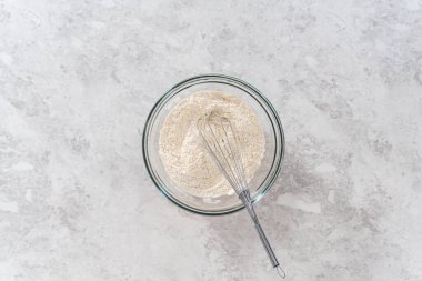 Düz yatıyordu. Kuru malzemeyi büyük bir bardakta çırpma kabıyla karıştırıp krem peynirli havuçlu kek pişirmek..