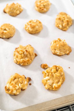 Mutfak tezgahında taze pişmiş beyaz çikolata fındığı..