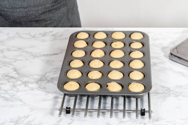 Mutfak tezgahında yeni pişmiş Amerikan bayrağı mini kekleri serinletiyor..