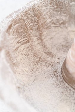 Basit bir vanilyalı kek yapmak için yağlı metal kek tepsisi..