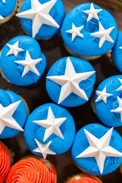 Arranging Mini Vanilla Cupcakes Shape American Flag — ストック写真