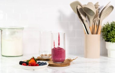 Taze yapılmış meyveli buzlu içeceği bardağa dolduruyorum..