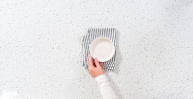 Düz yatıyordu. Mutfak tezgahına beyaz bir tabak ve havlu boşalt..