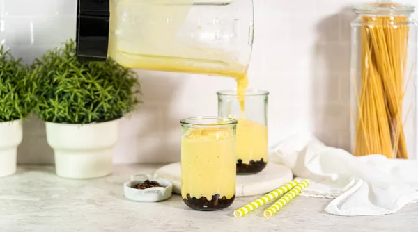 Pouring Mango Boba Smoothie Drinking Glasses — Stock fotografie