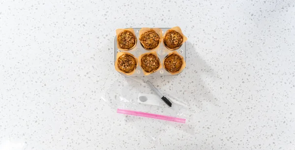 Deitado Preparação Refeições Embalagem Muffins Aveia Banana Plástico Volta Para — Fotografia de Stock