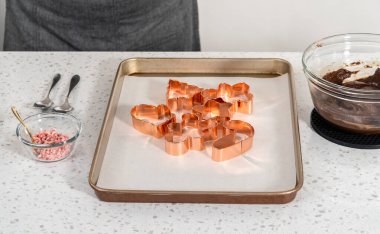 Kurabiye kesiciyi Noel kurabiyeli naneli şekerlemeyle dolduruyorum..