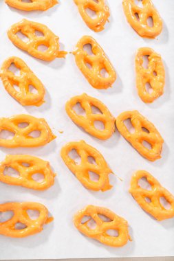 Çubuk kraker, çikolata kaplı kraker yapmak için erimiş çikolataya batırılır..