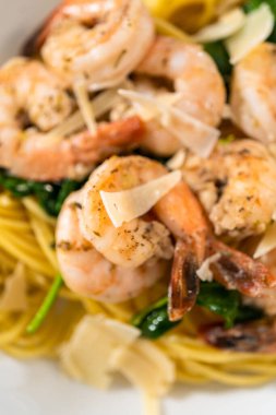 Beyaz seramik kaselerde ıspanaklı sarımsaklı karides makarnası servis ediyorum..