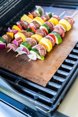 Şiş biftek ve taze sebzeler ızgaranın üzerinde ızgara gibi pişiyor..