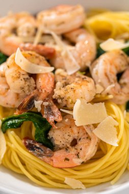 Beyaz seramik kaselerde ıspanaklı sarımsaklı karides makarnası servis ediyorum..