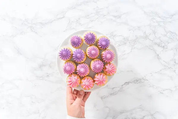 Flach Lag Frisch Gebackene Mini Vanille Cupcakes Mit Ombre Rosa — Stockfoto