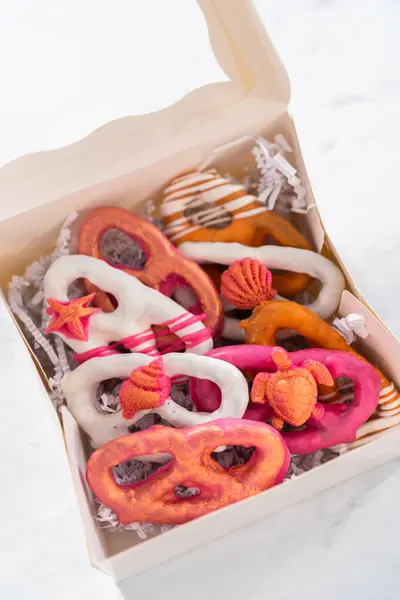 Paket Gourmet Coklat Tertutup Pretzel Twists Menjadi Kotak Hadiah Kertas — Stok Foto