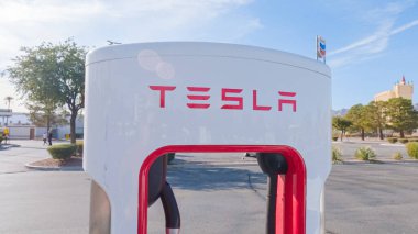 Primm, Nevada, ABD-3 Aralık 2022 - Gün içinde, Tesla süperşarj istasyonunda bir Tesla aracı şarj olurken görüldü, kullanışlı ve verimli olması için yüksek hızlı şarj altyapısını kullandı