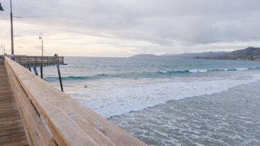 Güneş batarken Pismo Sahili, içi boş, kumlu kumlu, altın renklerle dolu büyüleyici bir kış harikalar diyarına dönüşüyor. Dalgaların huzur veren sesleri,