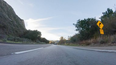 Güneşli bir kış gününün güzelliğiyle Las Cruces yakınlarındaki HWY 1 'de gezinen Kaliforniya, berrak mavi gökyüzünün arka planına karşı fevkalade kıyı manzarası sunuyor..