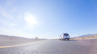 HWY 15, California, ABD-3 Aralık 2022 Nevada 'dan Kaliforniya' ya bir yolculuğa çıkan, gün içinde 15. otoyolda araba kullanan eyaletler arasında manzaralı manzaralar ve heyecan verici bir yolculuk sunuyor..