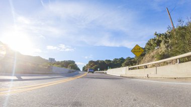 Güneşli bir kış gününün güzelliğiyle Las Cruces yakınlarındaki HWY 1 'de gezinen Kaliforniya, berrak mavi gökyüzünün arka planına karşı fevkalade kıyı manzarası sunuyor..