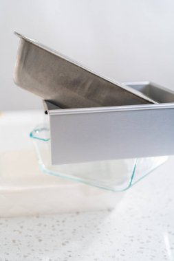 Mutfak tezgahında çeşitli temiz fırın tavaları var..