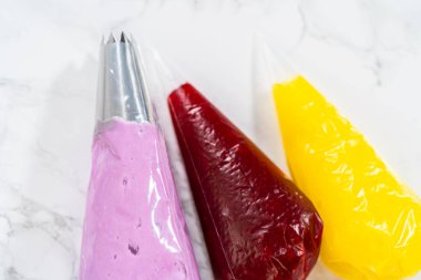 Vanilyalı ve çikolatalı kekleri incelikle süsleyip onları doğum günü kutlaması için uygun ziyafetlere dönüştürüyor..