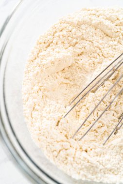 Kuru malzemelerle bardaktaki çırpıcıyı karıştırıp limonlu yaban mersinli kek yapıyorum..