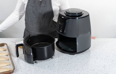 Fritözde vişneli börek kızartıyorum..