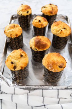 Mutfak tezgahında yeni pişmiş mini Paskalya ekmeği kulich..