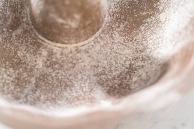 Limonlu kek pişirmek için sebze boyası ve un ile yağlı metal kek tepsisi..