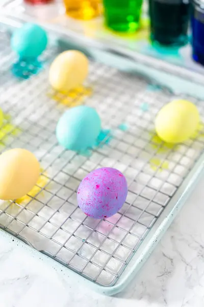 Paskalya Yumurtası Boyası Paskalya Için Beyaz Organik Yumurtaları Farklı Renklerde — Stok fotoğraf