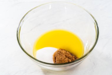 Küçük bir bardakta ıslak malzemeleri karıştırarak zencefilli kek ve karamel ile karıştırarak.