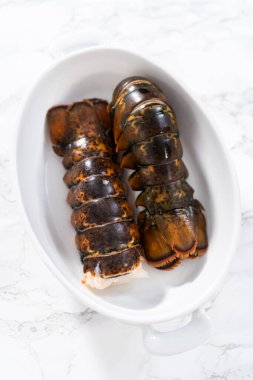 Sarımsaklı ıstakoz kuyruğu yapmak için çiğ ıstakoz kuyruğu hazırlıyorum..