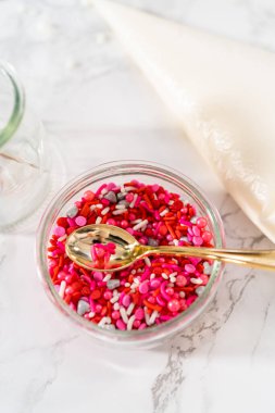 Sevgililer Günü için pembe ve beyaz kraliyet kremalı kalp şeklinde kurabiyeler..