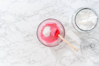 Düz yatıyordu. Ev yapımı kraliyet kreması yapmak için büyük bir cam karıştırma kabında malzemeleri karıştırıyorum..