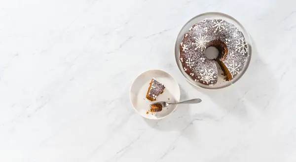 Flat Lay Slicing Gingerbread Bundt Cake Caramel Filling Buttercream Frosting — Stock Photo, Image