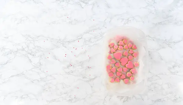 Piatto Conservare Biscotti Forma Cuore Con Glassa Reale Rosa Bianca — Foto Stock