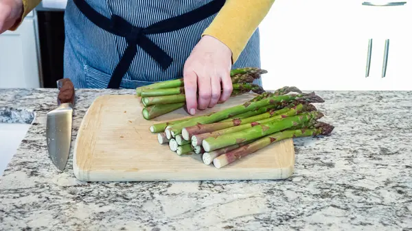 Velké Organické Chřestové Stonky Krájí Moderní Bílé Kuchyni Rámci Přípravy — Stock fotografie