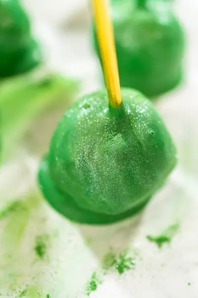Decoreren Cactus Cake Pops Met Glansstof Suiker Gloed Witte Hagelslag — Stockfoto