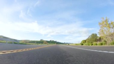 Los Angeles, California, ABD-4 Aralık 2022-POV-Basking güneşli bir kış gününün güzelliği altında, Las Cruces, Kaliforniya yakınlarındaki HWY 1 'de sürüş harika manzaralar sunuyor.